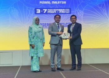 RIDUAN Rubin (tengah) menyerahkan cenderahati kepada Suon Vichea (kanan) selepas merasmikan Mesyuarat ke-77 Kumpulan Kerja ASEAN Mengenai Kerjasama Harta Intelek (AWGIPC) di Bayan Lepas, Pulau Pinang, hari ini.-UTUSAN/SAFINA RAMLI