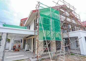 KERJA-kerja bina semula dan baik pulih rumah di Taman Putra Harmoni yang terlibat dalam kejadian kebocoran dan kebakaran paip gas sedang giat dijalankan di Putra Heights. – UTUSAN/AFIQ RAZALI