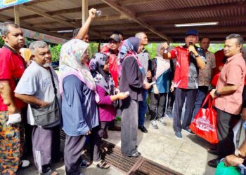 MAHDZIR Khalid (kanan) pada program Jualan Kasih KEDA Madani Padang Terap di Kuala Nerang.