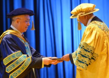 SULTAN Sallehuddin Sultan Badlishah mengurniakan anugerah Ijazah Kehormat Doktor Falsafah Pengurusan Perniagaan Islam kepada Azman Mokhtar pada Majlis Konvokesyen Ke-38 UUM di Dewan Mu’adzam Shah, Sintok, Kubang Pasu.