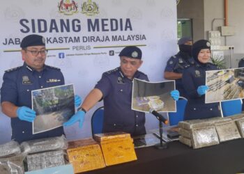 ISMAIL Hashim (dua dari kiri) menunjukkan ganja yang dirampas menerusi dua operasi berlainan di sekitar Kuala Perlis pada akhir bulan lalu dalam sidang akhbar di Kangar, Perlis hari ini. -UTUSAN/ASYRAF MUHAMMAD