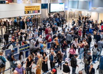 ORANG ramai beratur untuk pemeriksaan keselamatan di Lapangan Terbang George Bush di Houston, Amerika Syarikat. – AFP