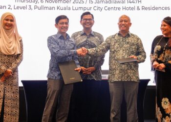 KETUA Pegawai Eksekutif Kumpulan Bank Islam, Datuk Mohd. Muazzam Mohamed (dua kiri) dan Ketua Pegawai Eksekutif PAAB, Ir. Zulkiflee Omar semasa pertukaran Memorandum Persefahaman (MoU) yang disaksikan oleh Timbalan Menteri Peralihan Tenaga dan Transformasi Air, Akmal Nasrullah Mohd. Nasir (tengah) di sini, semalam.