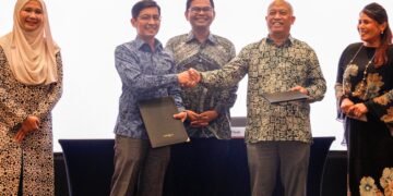KETUA Pegawai Eksekutif Kumpulan Bank Islam, Datuk Mohd. Muazzam Mohamed (dua kiri) dan Ketua Pegawai Eksekutif PAAB, Ir. Zulkiflee Omar semasa pertukaran Memorandum Persefahaman (MoU) yang disaksikan oleh Timbalan Menteri Peralihan Tenaga dan Transformasi Air, Akmal Nasrullah Mohd. Nasir (tengah) di sini, semalam.