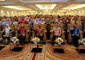 WAN Ahmad Dahlan Abdul Aziz (duduk, tengah) bergambar kenangan pada Majlis Perjumpaan Ketua Pengarah Perkhidmatan Awam Bersama Pegawai Awam Negeri Melaka di MITC, Ayer Keroh, Melaka hari ini.-UTUSAN/AMRAN MULUP