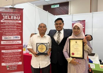 MOHAMMAD Luqman Arif Hissham (tengah) bergambar bersama ibu bapanya selepas menerima Anugerah Pelajar TVET Cemerlang Negeri Sembilan 2025 pada Majlis Perasmian Program Karnival TEVT Peringkat Negeri Sembilan 2025 di Seremban hari ini.- UTUSAN / NOR SHAFIQAH MOHD GHAZALI