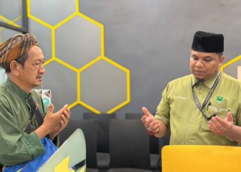 RAZALI Zamzam (kiri) bersama pegawai MAINS Cawangan Kuala Pilah selepas menyerahkan wakaf sebanyak RM60,380 atas nama arwah isterinya semalam.-GAMBAR/IHSAN MAINS