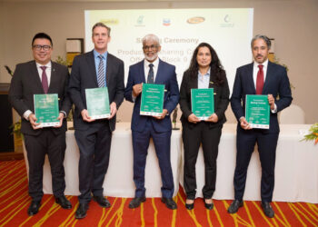 CHERN Han memeterai PSC bagi pihak PETRONAS dalam satu majlis di Paramaribo, Suriname.