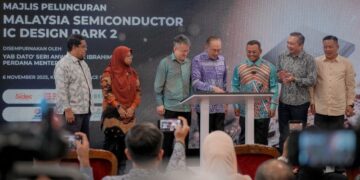 ANWAR Ibrahim ketika melancarkan Malaysia Semikonduktor IC Design Park 2 (IC Park 2), di Cyberjaya, semalam. – UTUSAN/FAIZ ALIF ZUBIR