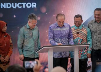 PERDANA Menteri, Datuk Seri Anwar Ibrahim dan Amirudin pada Majlis Pelancaran Malaysia Semikonduktor  Integrated Circuit ( IC) Design Park 2 di Cyberjaya hari ini.