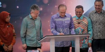 PERDANA Menteri, Datuk Seri Anwar Ibrahim dan Amirudin pada Majlis Pelancaran Malaysia Semikonduktor Integrated Circuit ( IC) Design Park 2 di Cyberjaya hari ini.