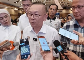 CHAN Foong Hin (tengah) ditemui pemberita pada Program Santuni Pekebun Kecil Sawit Daerah TawaU hari ini-UTUSAN/BESSE AISYAH