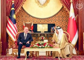 SULTAN IBRAHIM berkenan menngadakan pertemuan dengan  Raja Bahrain, Raja Hamad Isa Al Khalifa  di  Istana Sakhir, Bahrain, semalam.