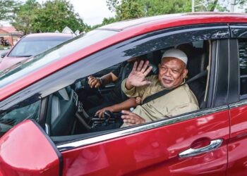 NASIRUDDIN Mohd Ali melambai tangan selepas dibebaskan daripada menjalani tahanan selama 13 bulan dan 20 hari di Kompleks Penjara Kajang di sini, semalam. – UTUSAN/SYAKIR RADIN