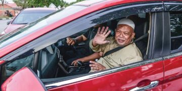NASIRUDDIN Mohd Ali melambai tangan selepas dibebaskan daripada menjalani tahanan selama 13 bulan dan 20 hari di Kompleks Penjara Kajang di sini, semalam. – UTUSAN/SYAKIR RADIN