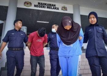 BADRUL Amin Yazid dan Nur Amiesya dibawa ke Mahkamah Sesyen Melaka bagi didkawa ini atas pertuduhan mendera anak angkat lelaki mereka berusia lapan tahun menggunakan pemetik api dan air panas dalam kejadian berasingan pada Ogos dan Oktober lalu.-UTUSAN/ARIF HAMIZAN MISKON