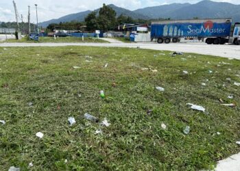 KEADAAN sampah yang bertaburan dan tidak terurus memenuhi satu kawasan lapang di Jalan Seremban-Kuala Pilah berhampiran sebuah stesen minyak. UTUSAN /NOR SHAFIQAH MOHD. GHAZALI.