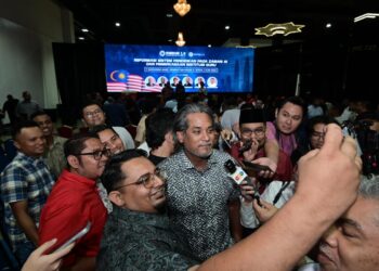 KHAIRY Jamaluddin bersama peserta forum Rundingan Meja Bulat Nasional 1.0, Reformasi Sistem Pendidikan Pada Zaman Kecerdasan Buatan (AI) dan Pemerkasaan Institusi Guru di Menara Dato’ Onn, Kuala Lumpur hari ini.- UTUSAN/SYAKIR RADIN