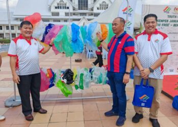 HEE Loy Sian (kiri) pada Kempen ‘Jangan Gunalah: Plastic Free Bermula Dari Saya’ di Dataran Majlis Bandaraya Melaka Bersejarah (MBMB), Ayer Keroh, hari ini. - UTUSAN/AMRAN ALI