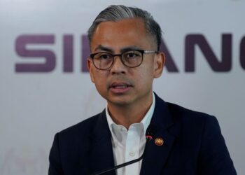 FAHMI Fadzil pada sidang akhbar mingguan di Putrajaya hari ini.-UTUSAN/FAISOL MUSTAFA