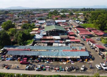 PEMANDANGAN dari udara  Pasar Borong Gong Pauh di Kuala Terengganu (atap biru) yang kini berdepan pelbagai masalah antaranya kedudukan gerai tidak tersusun dan masalah tempat letak kenderaan  terhad selepas lebih 25 tahun beroperasi. – MINGGUAN/PUQTRA HAIRRY