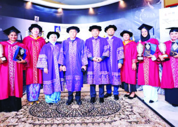 SHAHARUDDIN Abu Sohot (Empat dari kiri), ‘Ainu Sham Ramli (tiga dari kiri) dan Shamsul Azizi 
Samsudin bersama para penerima anugerah sempena Istiadat Konvokesyen Institut Kraf Negara Ke-23 
di Rawang, semalam.