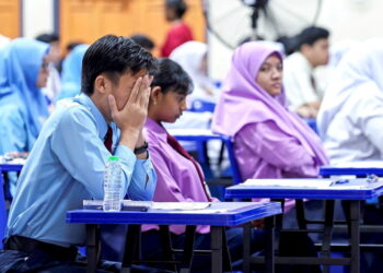 Reaksi calon-calon Sijil Pelajaran Malaysia (SPM) sebelum menjawab peperiksaan bertulis pada hari pertama di Sekolah Menengah Kebangsaan Kiaramas hari ini. UTUSAN/FARIZ RUSADIO