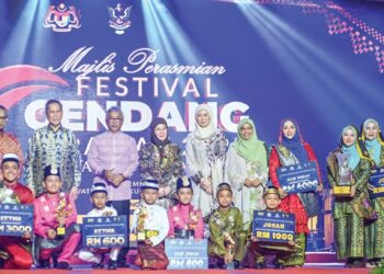 SULTAN Pahang, Al-Sultan Abdullah Ri’ayatuddin Al-Mustafa Billah Shah dan Tengku Ampuan Pahang, Tunku Azizah Aminah Maimunah Iskandariah berkenan berangkat ke Pertandingan Akhir Gendang Melayu Sarawak sempena Festival Gendang Sarawak, semalam. 
Turut mengiringi Wan Junaidi Tuanku Jaafar dan isteri, Fauziah Mohd. Sanusi.