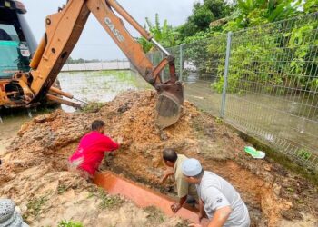 JENAZAH Allahyarham Mohamad Asri Shafii selamat dikebumikan di Tanah Perkuburan Islam Kepala 20, Tambun Tulang, Arau, Perlis hari ini. -UTUSAN/ASYRAF MUHAMMAD