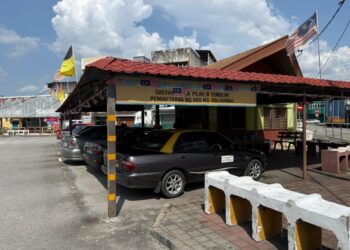 KEADAAN lengang di hentian teksi Kuala Pilah yang menunjukkan nasib pemandu teksi yang  terjejas selepas terdapat segelintir penumpang beralih menggunakan perkhidmatan prebet sapu.-UTUSAN/NOR SHAFIQAH MOHD. GHAZALI