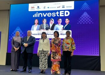 LIM Hui Ying (tengah) bersama Mohammad Faiz Azmi (dua dari kanan) pada majlis pelancaran investED for Returning Women Programme di Suruhanjaya Sekuriti di Bukit Kiara, Kuala Lumpur, semalam.
