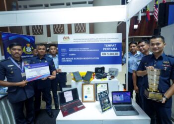 KUMPULAN Cobra TUDM yang menjuarai Primer Bidang Penyampaian Perkhidmatan Kategori Penambahbaikan bagi ciptaan Air Intake Screen Modification (AIS MOD) pada Majlis Sambutan Hari Integriti dan Hari Inovasi Peringkat Kementerian Pertahanan 2025 di Auditorium Wisma Pertahanan, semalam. 
– UTUSAN/ MUHAMAD IQBAL ROSLI