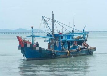 SEBUAH vesel nelayan tempatan ditahan di perairan timur Limbungan Batu Maung, Pulau Pinang selepas melanggar syarat sah lesen.-GAMBAR/MARITIM PULAU PINANG