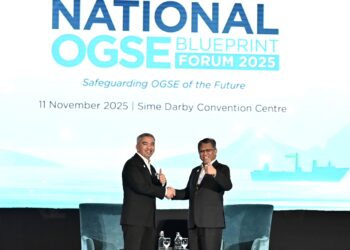 BACHONG Pilong (kanan) bersama Presiden dan Ketua Pegawai Eksekutif MPRC, Mohd. Yazid Ja’afar (kiri) yang menjadi moderator bagi Dialog Industri: Menjamin Keselamatan OGSE.