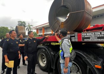 AZRIN Borhan menunjukkan sebuah lori yang disita atas kesalahan lebih muatan dalam sidang akhbar di Shah Alam, Selangor, semalam.