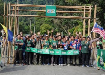 AG Shaffie Ag Ahmadni bersama para peserta pada pelepasan The Northernmost International Bird Race Wang Kelian 2025 di Arked Niaga Wang Kelian, Perlis, bermula pada 31 Oktober hingga 2 November.-UTUSAN