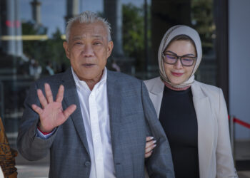 BUNG Moktar Radin bersama isterinya, Zizie Izette ketika keluar dari Mahkamah Sesyen Kuala Lumpur hari ini selepas mahkamah membenarkan perbicaraan berhubung tiga pertuduhan rasuah dihadapinya ditangguh. - UTUSAN/MUHAMAD IQBAL ROSLI