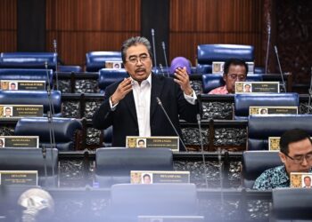 JOHARI Abdul Ghani pada sesi jawab lisan di Dewan Rakyat hari ini. - GAMBAR/JABATAN PENERANGAN MALAYSIA