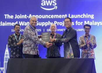 FADILLAH Yusof (tengah) menyaksikan pertukaran dokumen perjanjian pada Majlis Pengumuman Bersama Projek Bekalan Air Terpakai (Reclaimed Water) untuk Malaysia di Kuala Lumpur hari ini. - UTUSAN/FARIZ RUSADIO