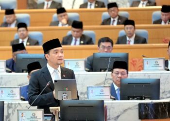 ONN Hafiz Ghazi membentangkan Belanjawan Johor 2026 pada Mesyuarat Ketiga (Belanjawan 2026) Bagi Penggal Persidangan Ketiga Dewan Negeri Johor Ke-15 di Bangunan Sultan Ismail, Kota Iskandar, Iskandar Puteri, Johor hari ini. - UTUSAN/RAJA JAAFAR ALI