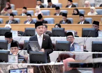 ONN Hafiz Ghazi membentangkan Belanjawan Johor 2026 pada Mesyuarat Ketiga (Belanjawan 2026) Bagi Penggal Persidangan Ketiga Dewan Negeri Johor Ke-15 di Bangunan Sultan Ismail, Kota Iskandar, Iskandar Puteri, Johor hari ini. - UTUSAN/RAJA JAAFAR ALI