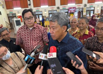 MOHAMAD Hasan ditemui pemberita  selepas Majlis Penyampaian Kit Untuk Calon SPM 2025 dan Komputer Riba Untuk Pelajar IPT Parlimen Rembau di SMK Seri Pagi, Senawang, Seremban hari ini. - UTUSAN/NOR SHAFIQAH MOHD. GHAZALI