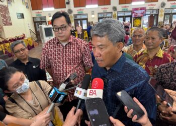 MOHAMAD Hasan pada sidang akhbar selepas Majlis Penyampaian Kit Untuk Calon SPM 2025 dan Komputer Riba Untuk Pelajar IPT Parlimen Rembau di SMK Seri Pagi, Senawang, di Seremban hari ini. - UTUSAN / NOR SHAFIQAH MOHD. GHAZALI