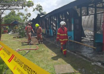 ANGGOTA bomba bertungkus lumus memadamkan kebakaran sebuah blok bangunan Sekolah Kebangsaan (SK) Padang Melangit, Padang Besar, Perlis, hari ini. - UTUSAN/ASYRAF MUHAMMAD