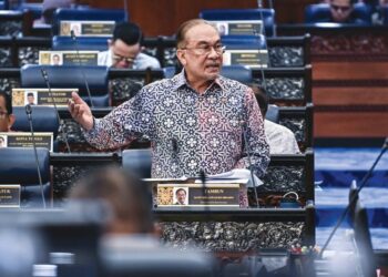 ANWAR Ibrahim memberi penjelasan mengenai keputusan kerajaan merayu berhubung kecacatan dalam alasan penghakimanan Pemberian Khas 40 peratus hasil Sabah di Parlimen, semalam.