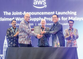 FADILLAH Yusof menyaksikan pertukaran dokumen perjanjian pada Majlis Pengumuman Bersama Projek Bekalan Air Terpakai untuk Malaysia di Kuala Lumpur, semalam. – UTUSAN/FARIZ RUSADIO