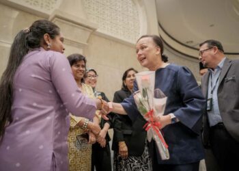 HASNAH Mohammed Hashim bersalaman dengan warga kerja pada hari terakhir beliau memegang jawatan Hakim Besar Malaya di Istana Kehakiman Putrajaya hari ini.-UTUSAN/FAIZ ALIF ZUBIR