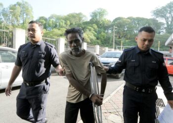 HISHAMUDIN Kumaran Abdullah dibawa ke mahkamah bagi didakwa atas pertuduhan melakukan amang seksual fizikal terhadap seorang kanak-kanak lelaki berusia 10 tahun, minggu lalu.-UTUSAN/RAJA JAAFAR ALI.