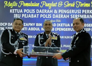 ALZAFNY Ahmad (tengah) menyaksikan serah tugas di antara Mohamad Hatta (kiri) dan Azahar pada Majlis Pemakaian Pingat dan Serah Terima Tugas Ketua Polis Daerah Seremban di Ibu Pejabat Polis Daerah Seremban hari ini.-UTUSAN/MOHD. SHAHJEHAN MAAMIN.