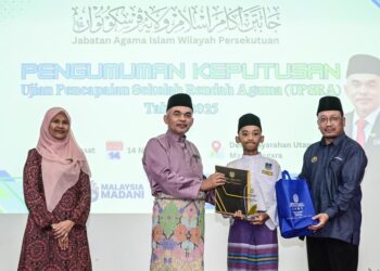 KAMALDIN Mohd. Damin (dua kiri) menyerahkan Anugerah Murid Lelaki Terbaik Keseluruhan kepada Muhammad Muadz pada Majlis Pengumuman Keputusan UPSRA 2025 di Dewan Syarahan Utama Masjid Negara, Kuala Lumpur hari ini.-UTUSAN/SYAKIR RADIN